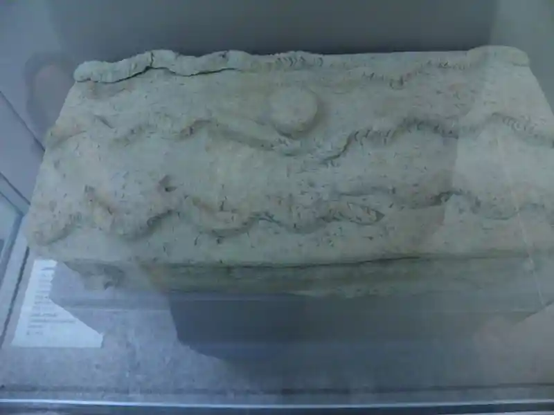Ceramic box with snakes